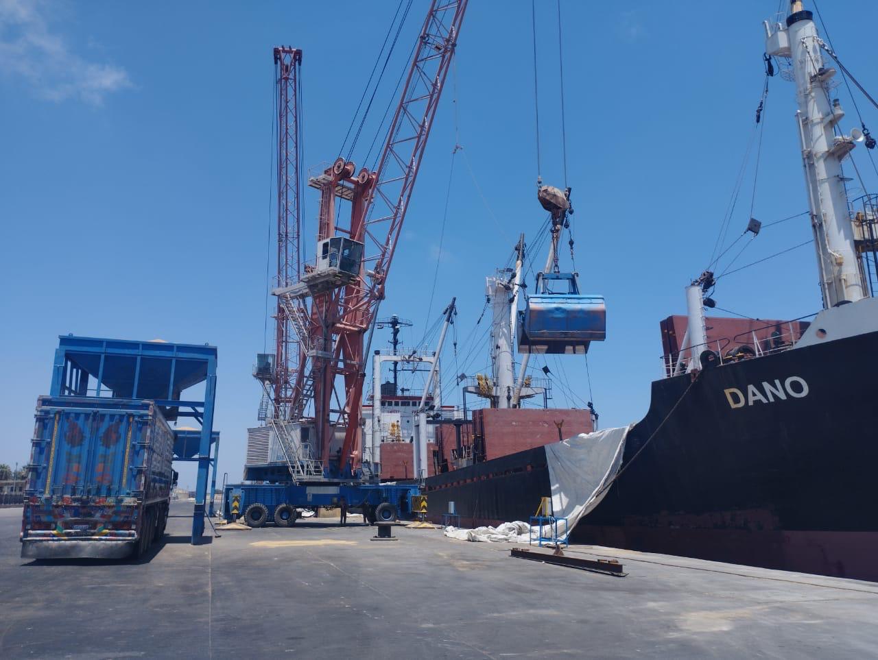 Grain discharge from vessel